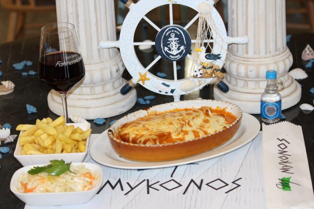 Schnitzel, überbacken, mit Pommes und Krautsalat - Mykonos Rinteln